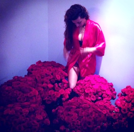 Тайный поклонник засыпал Анну Седокову миллионом алых роз! Фото