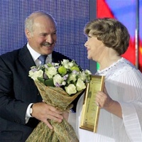 Лукашенко пообещал вылечить ногу Эдите Пьехе